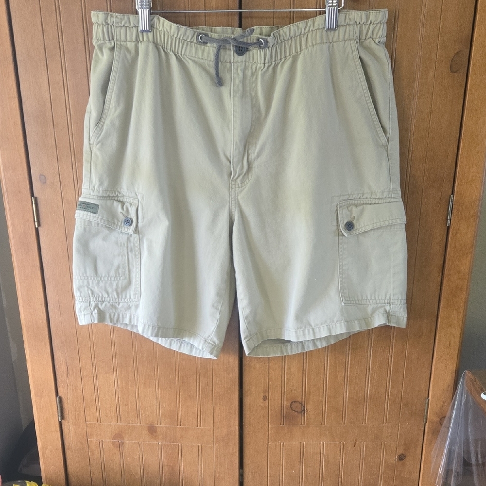 081 Eddie Bauer Light Tan Cargo Shorts